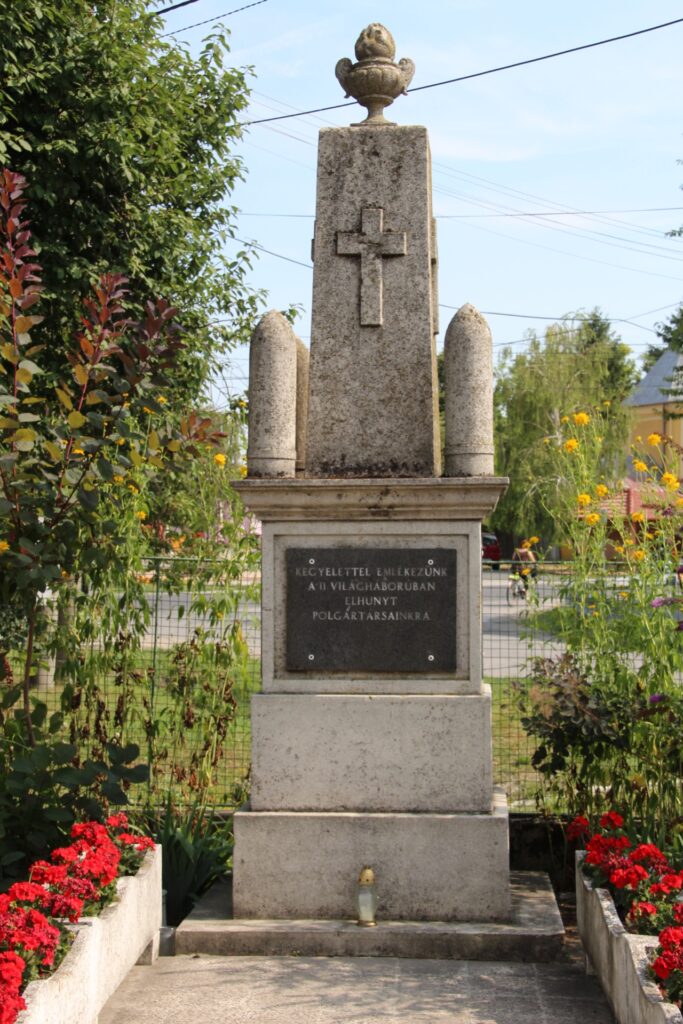 Az 1. és 2. világháború hőseinek emlékműve