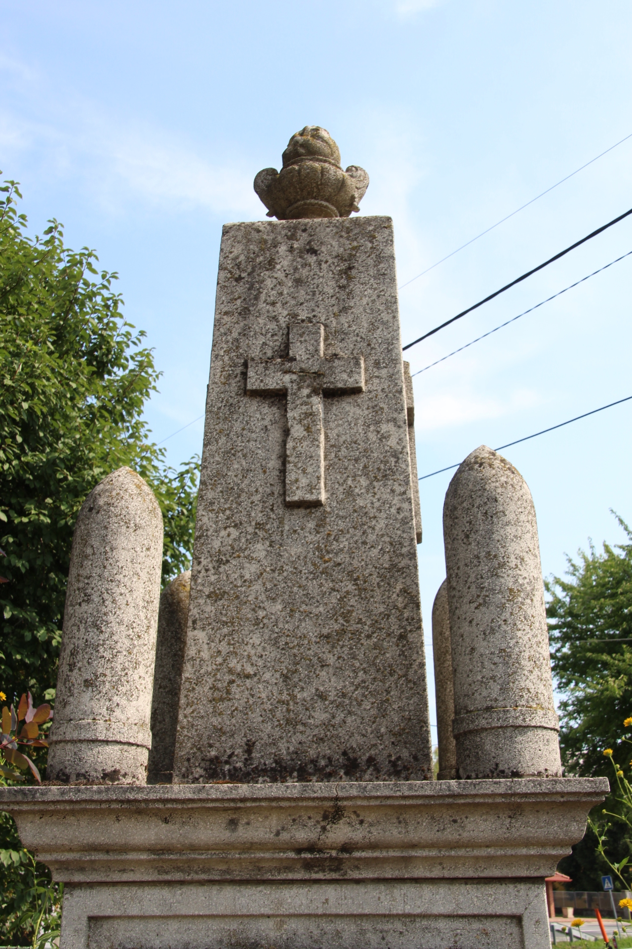 Az 1. és 2. világháború hőseinek emlékműve