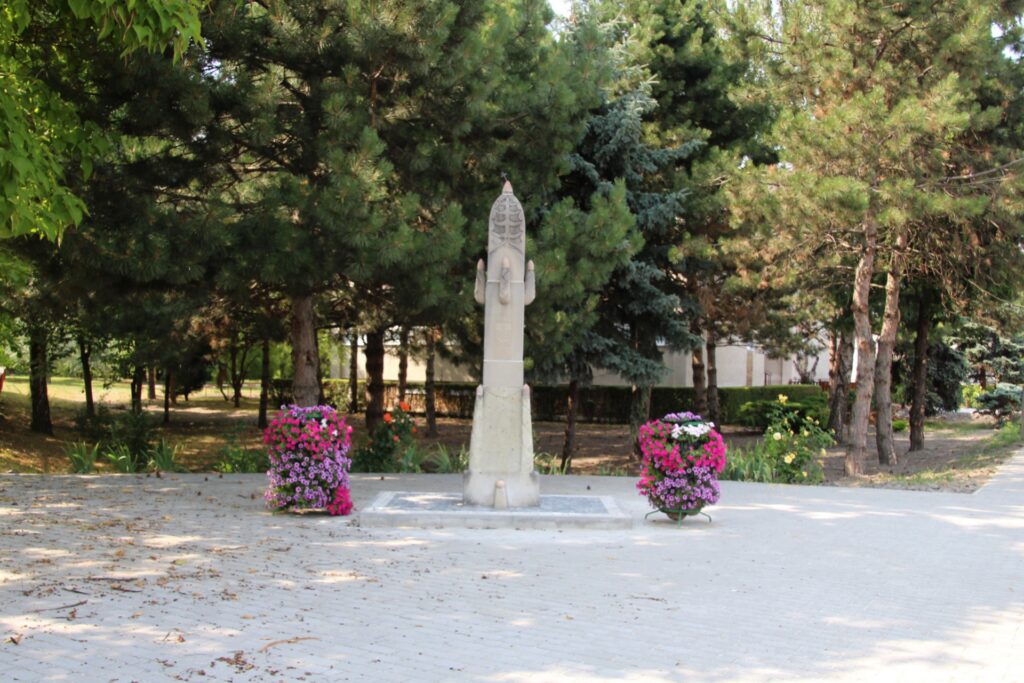 A falu első említésének emlékoszlopa