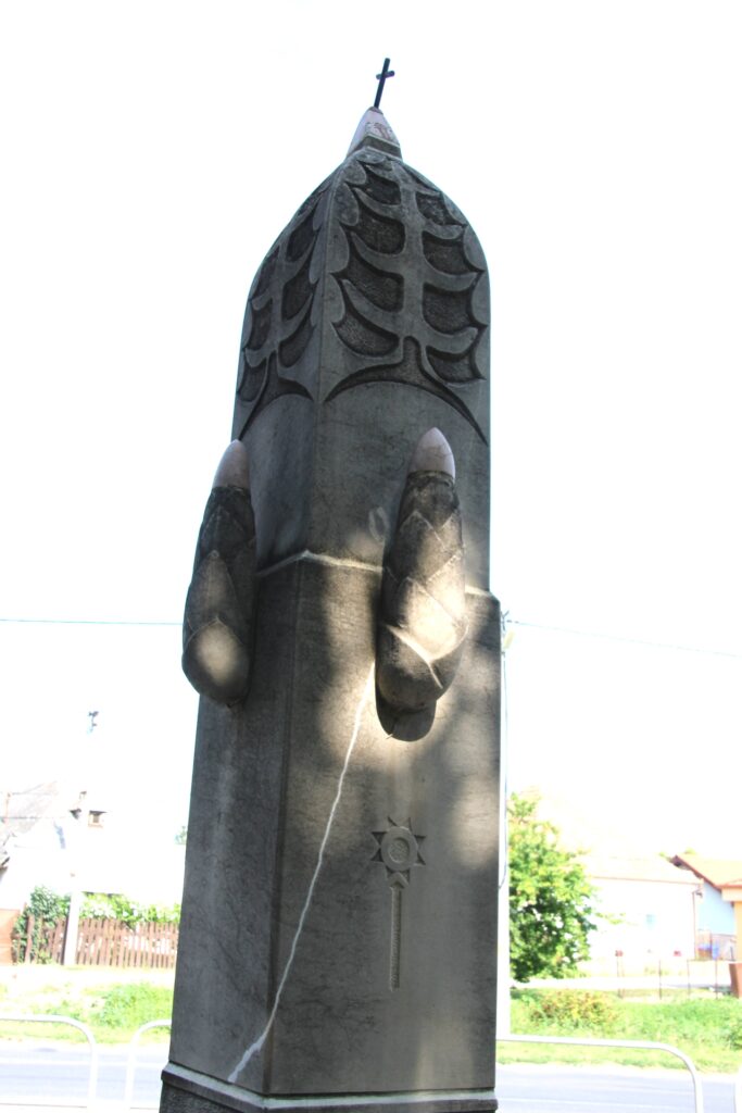 A falu első említésének emlékoszlopa