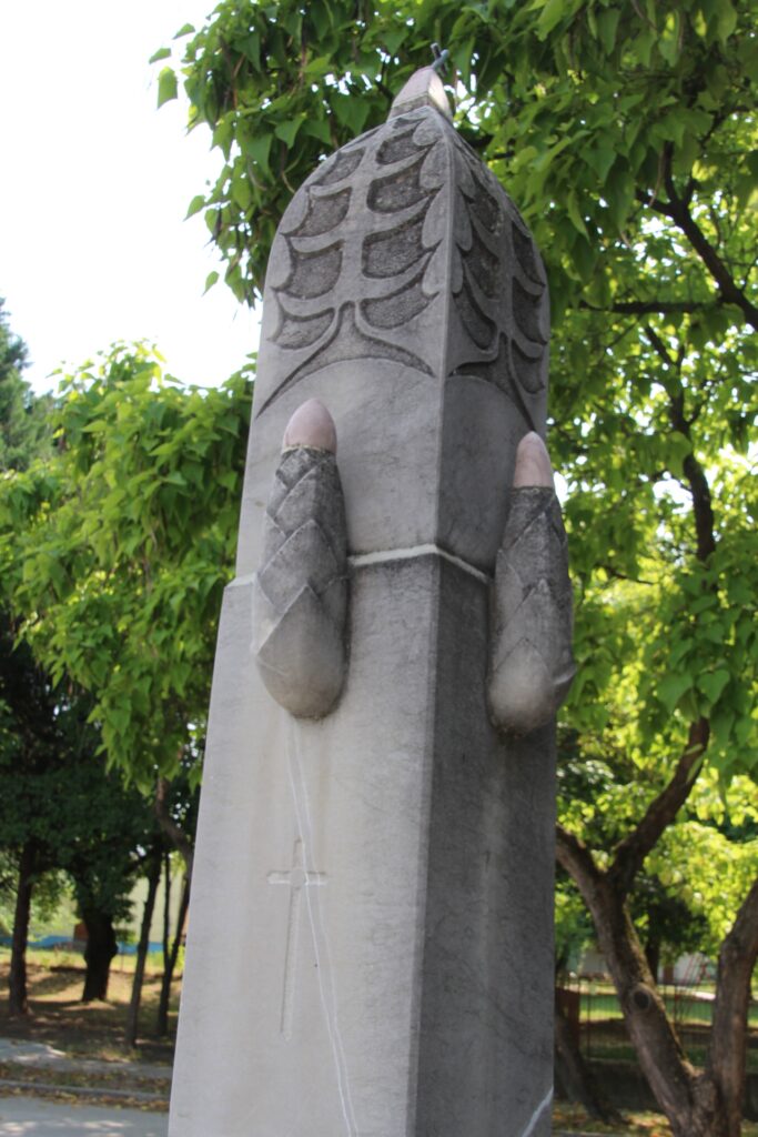 A falu első említésének emlékoszlopa