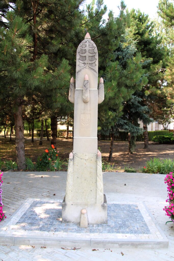 A falu első említésének emlékoszlopa