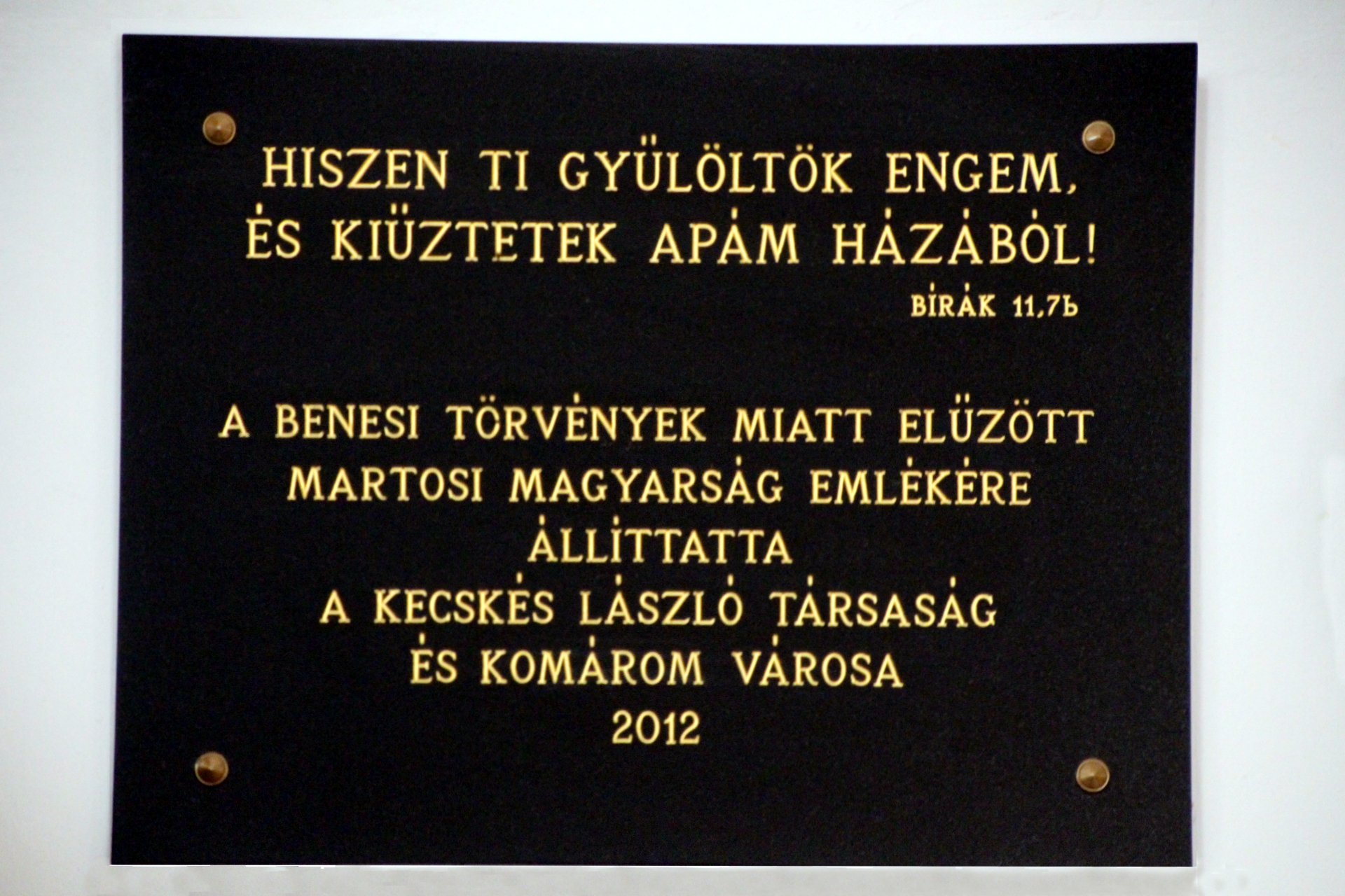 A Beneš-dekrétumok által meghurcolt martosi magyarság emléktáblája