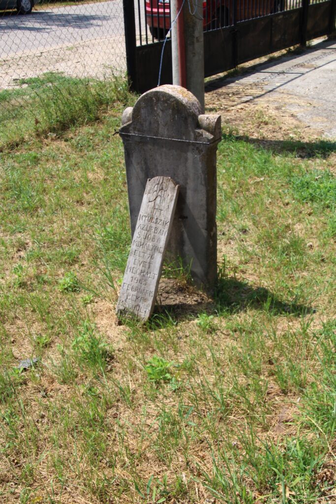 A martosi temető öreg sírjelei