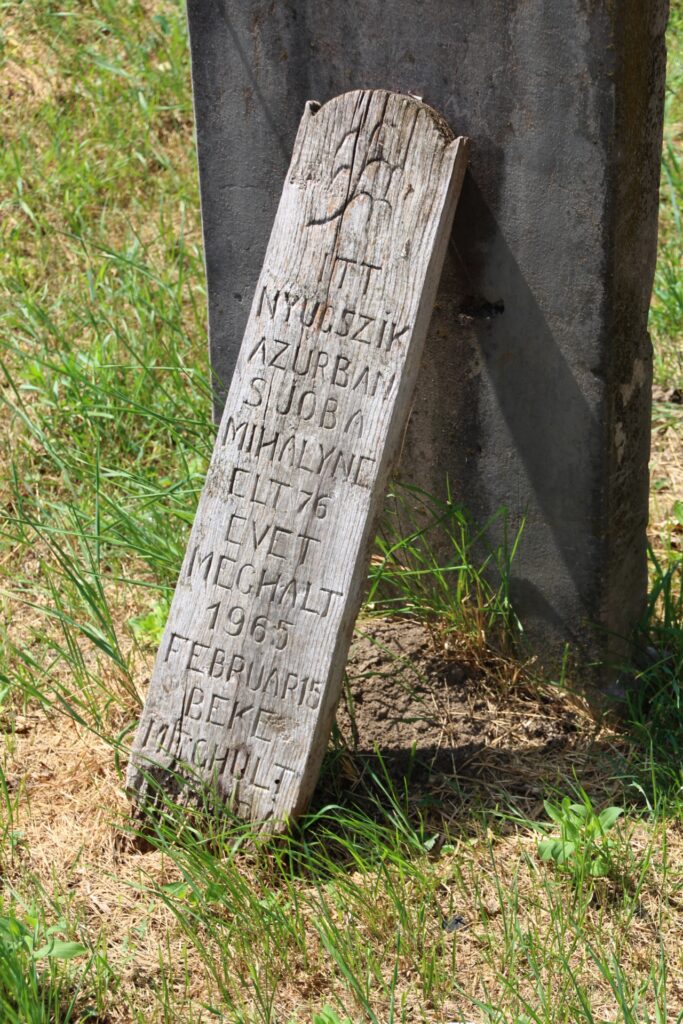 A martosi temető öreg sírjelei