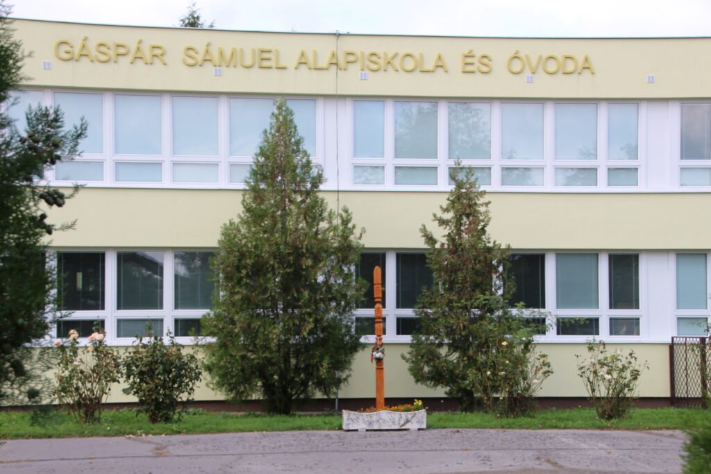 Kopjafa a magyar iskola 50 évfordulójára