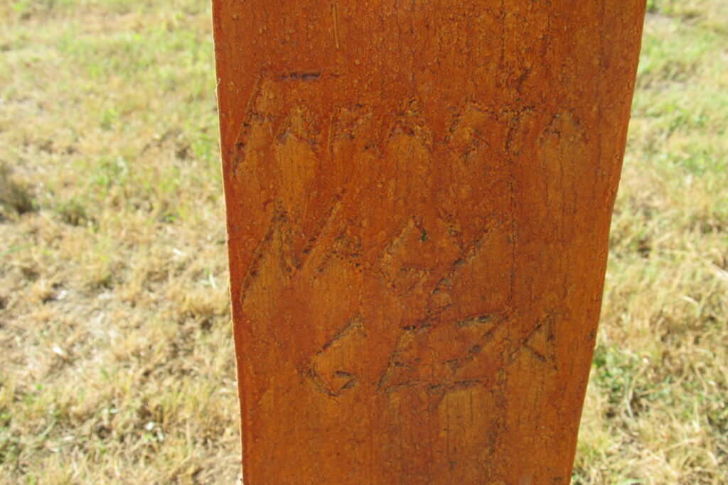 Kopjafa a magyar iskola 50 évfordulójára