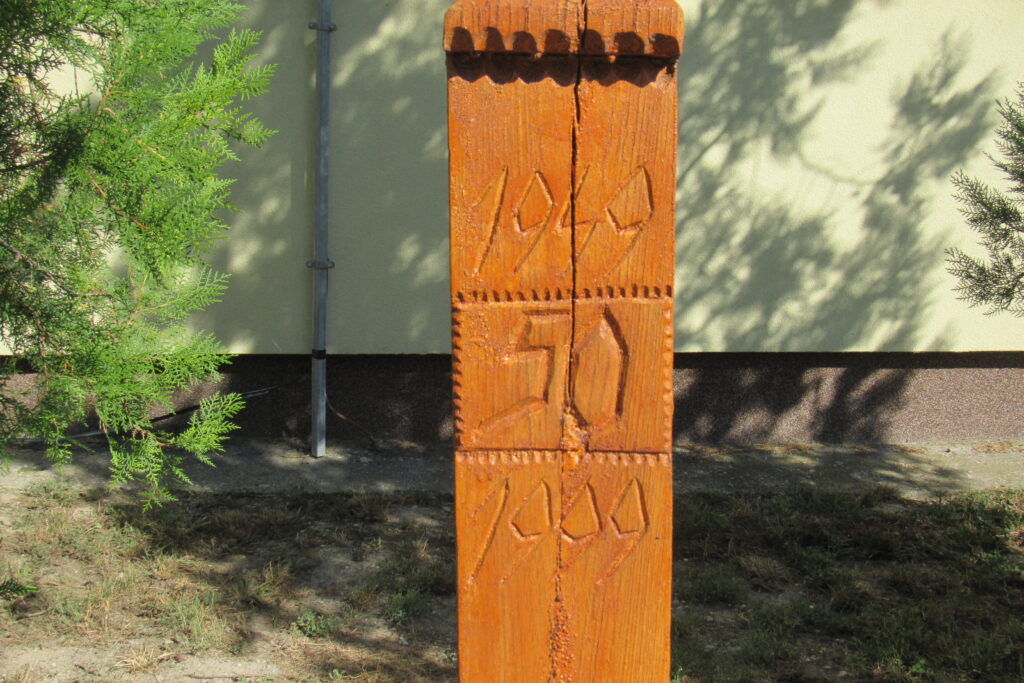 Kopjafa a magyar iskola 50 évfordulójára