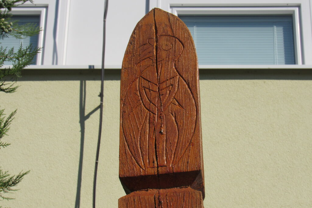 Kopjafa a magyar iskola 50 évfordulójára