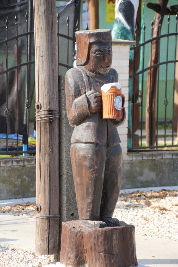 A Nemzetközi Fafaragó Tábor szobrai