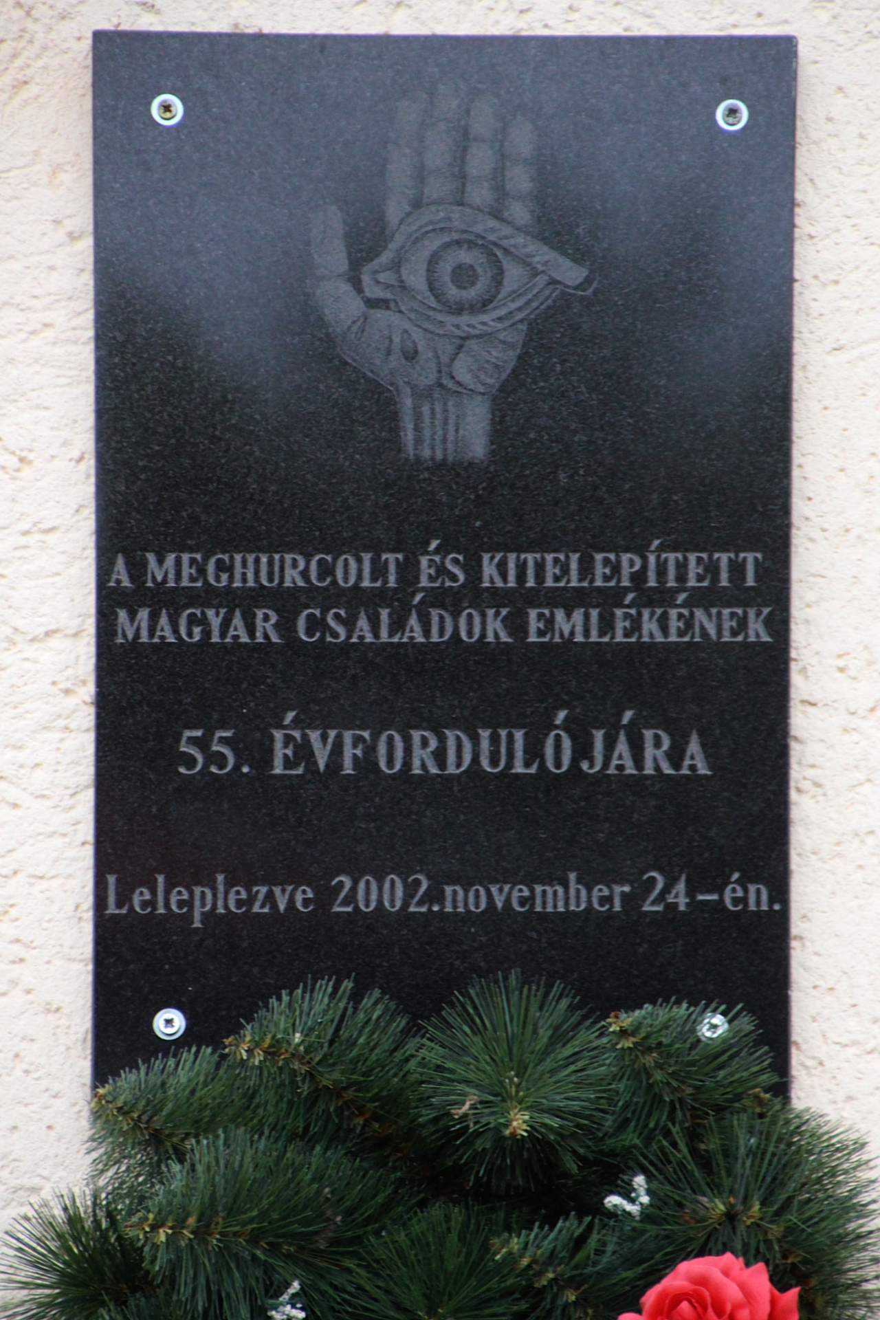 Meghurcolt és kitelepített magyar családok emléktáblája