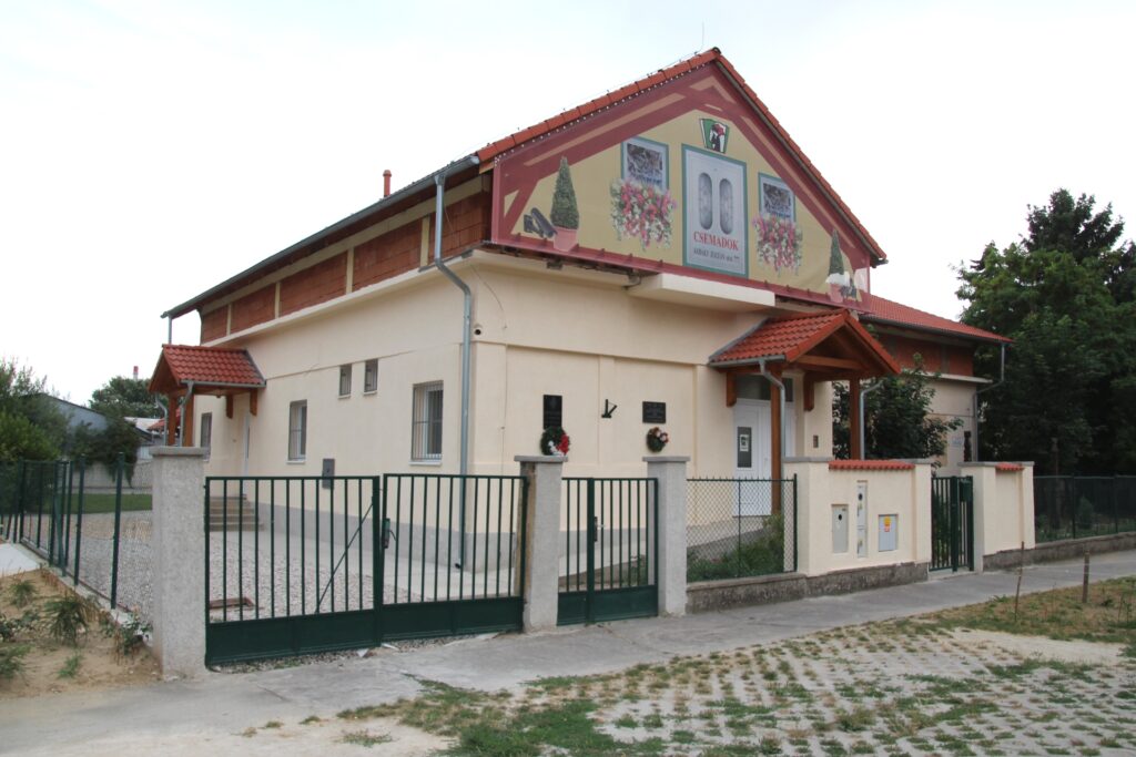 A Csemadok megalakulása 50. évfordulójának emléktáblája