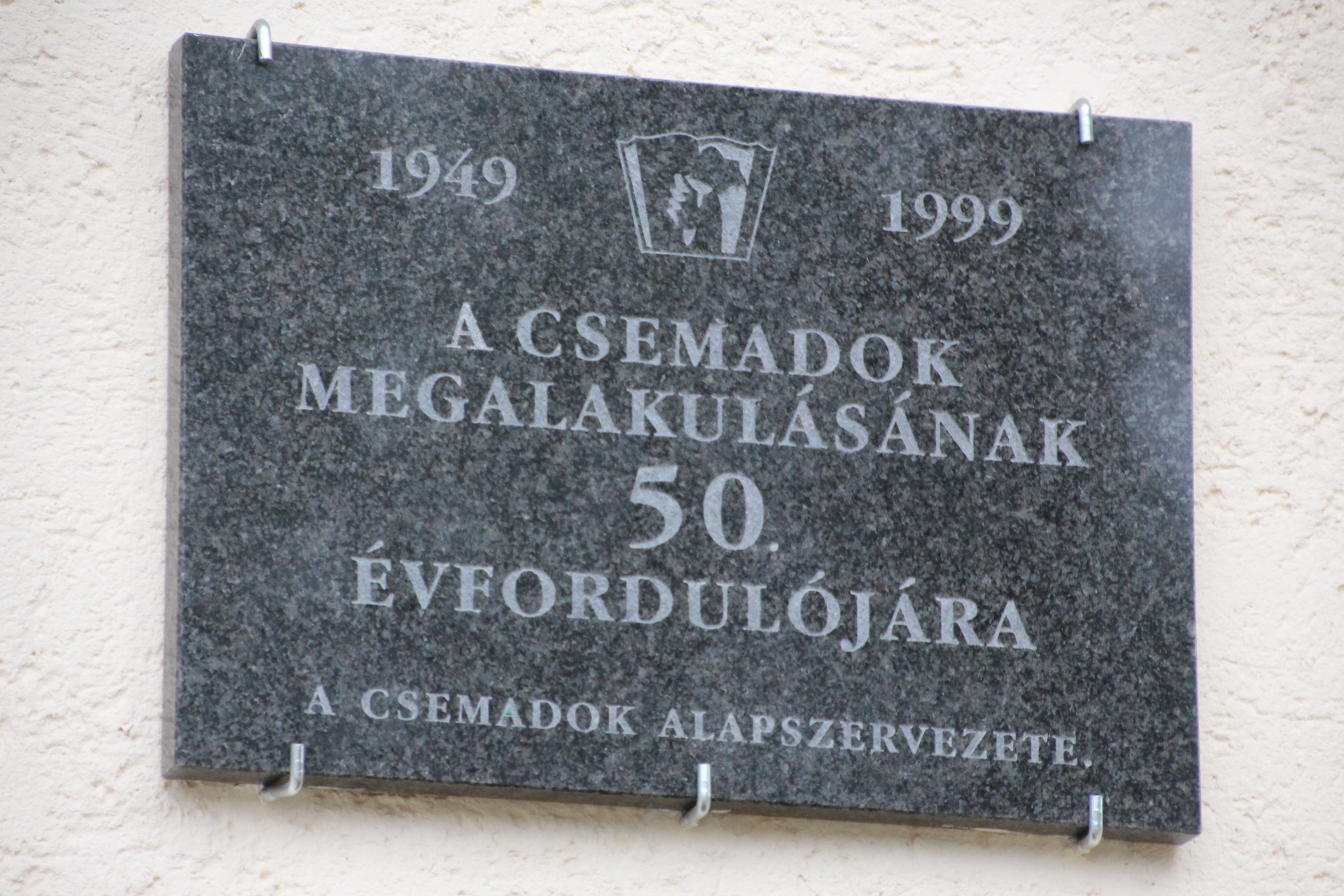 A Csemadok megalakulása 50. évfordulójának emléktáblája