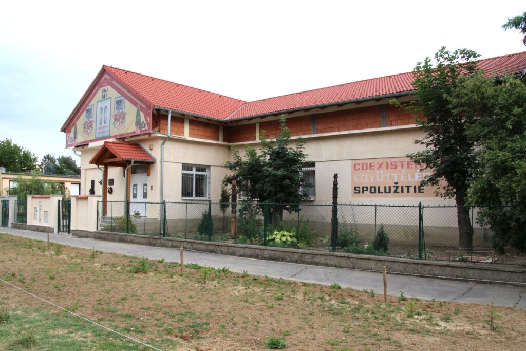 A Csemadok megalakulása 50. évfordulójának kopjafája