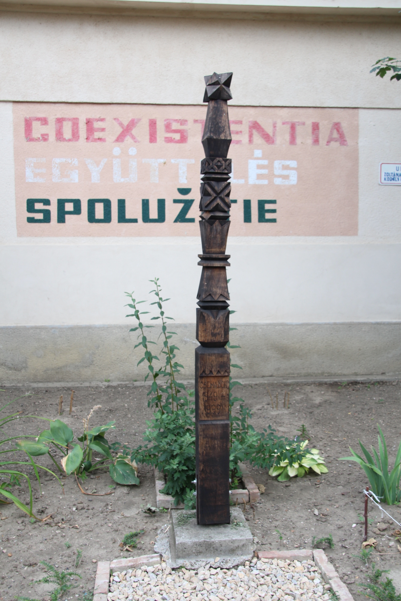 A Csemadok megalakulása 50. évfordulójának kopjafája