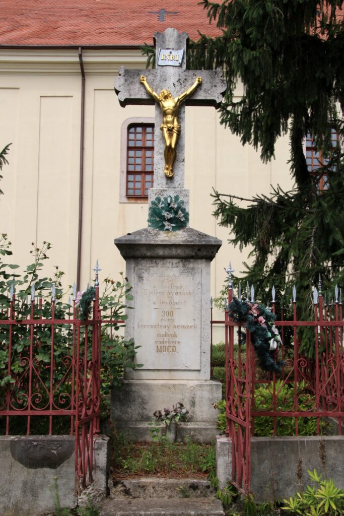 A kereszténység felvételének 900. évfordulójára állított feszület