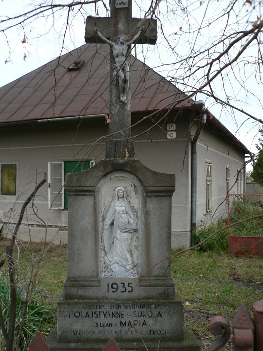 Szoborfülkés kőkereszt