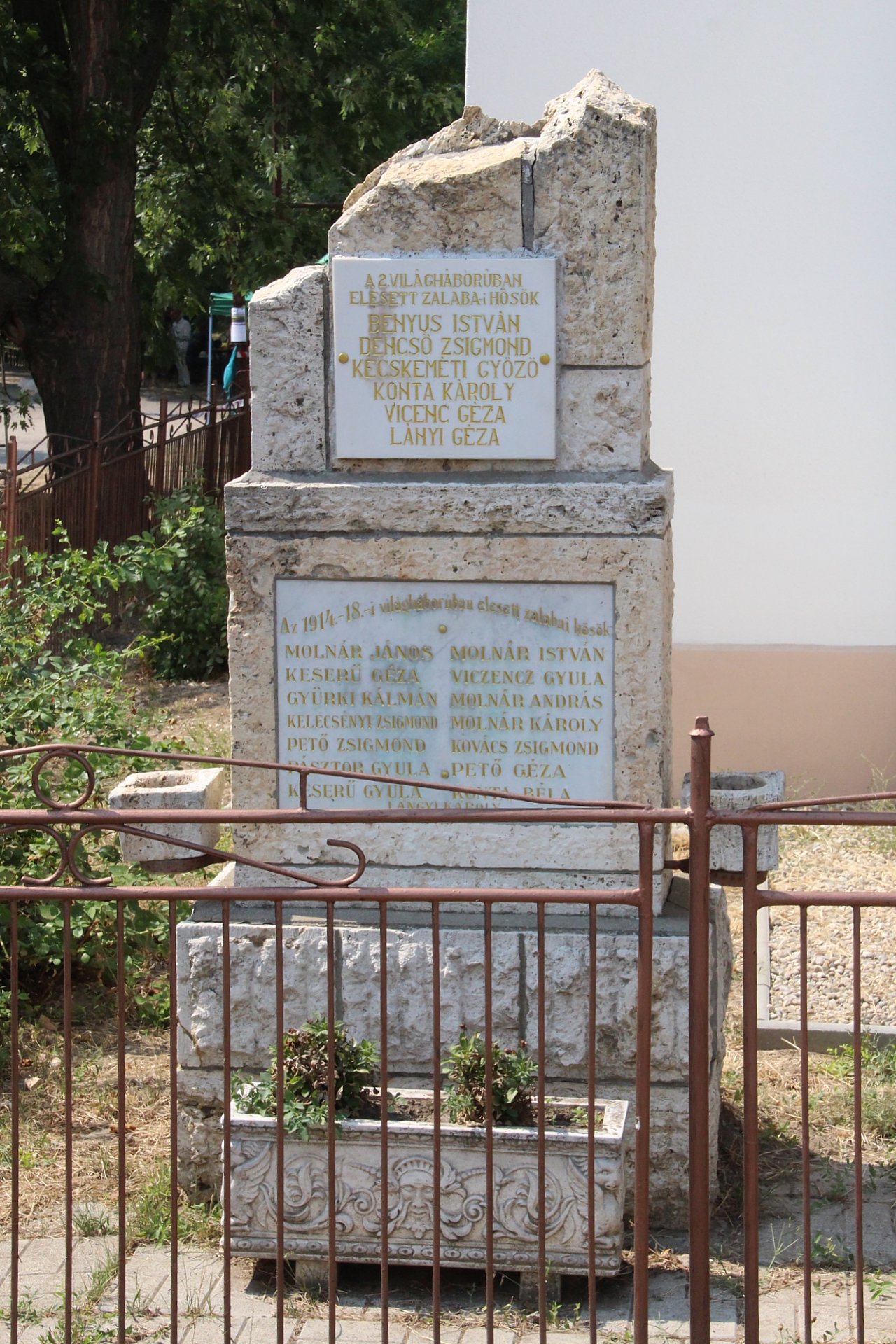 Az 1. és 2. világháború hőseinek emlékműve