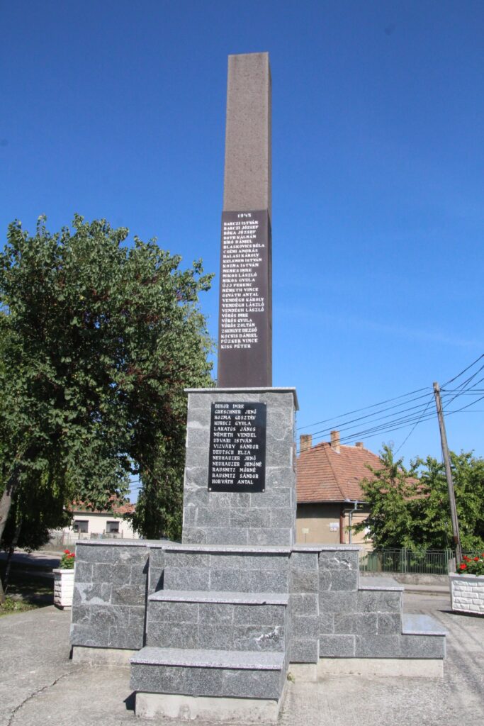 Az 1. és 2. világháború hőseinek emlékműve