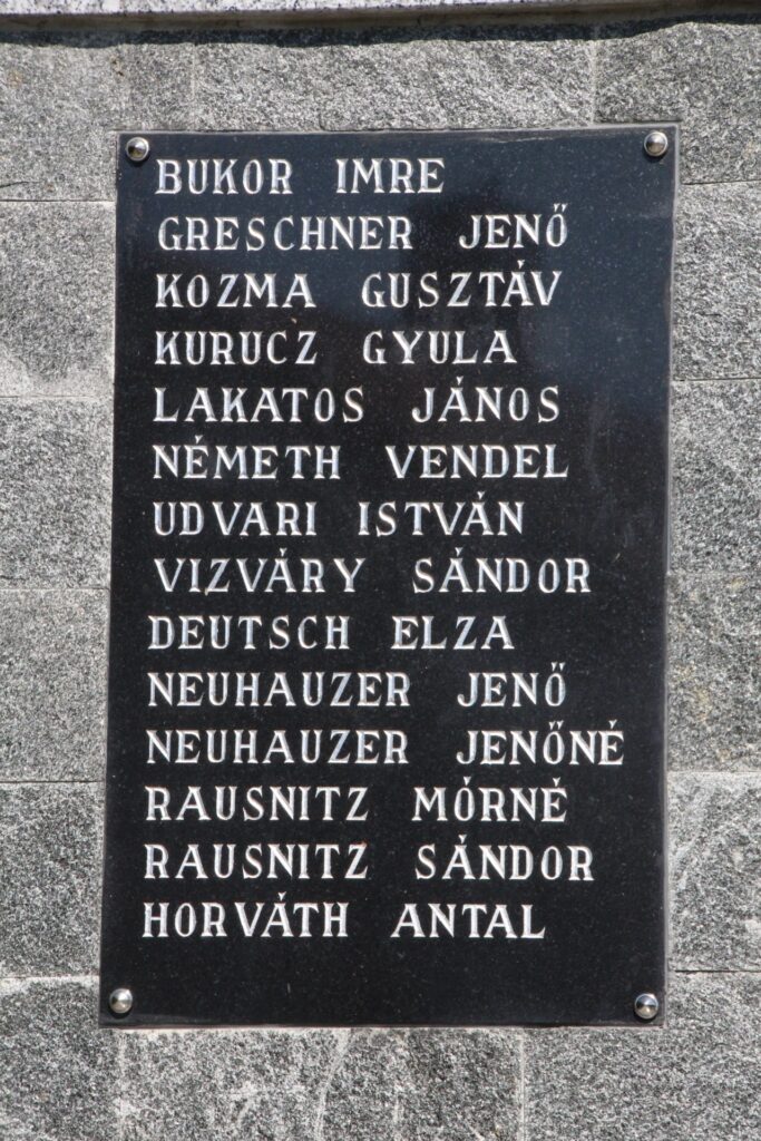 Az 1. és 2. világháború hőseinek emlékműve