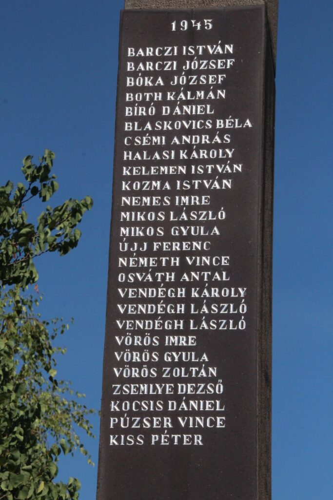 Az 1. és 2. világháború hőseinek emlékműve