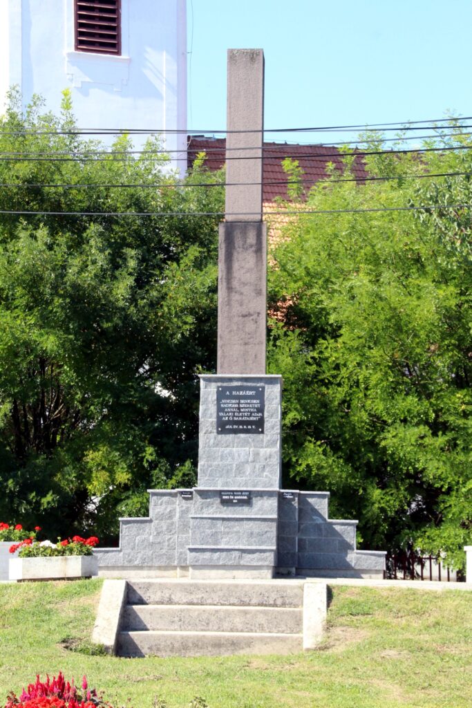 Az 1. és 2. világháború hőseinek emlékműve