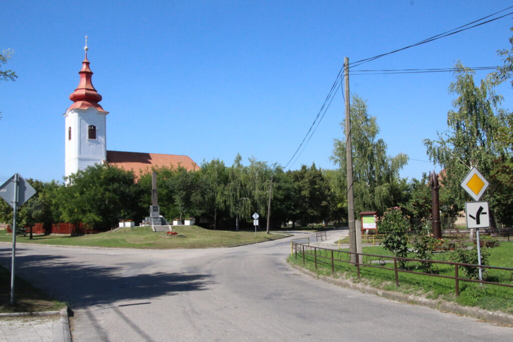 A település első írásos említésének és az 1848-49-es szabadságharc emlékszobra