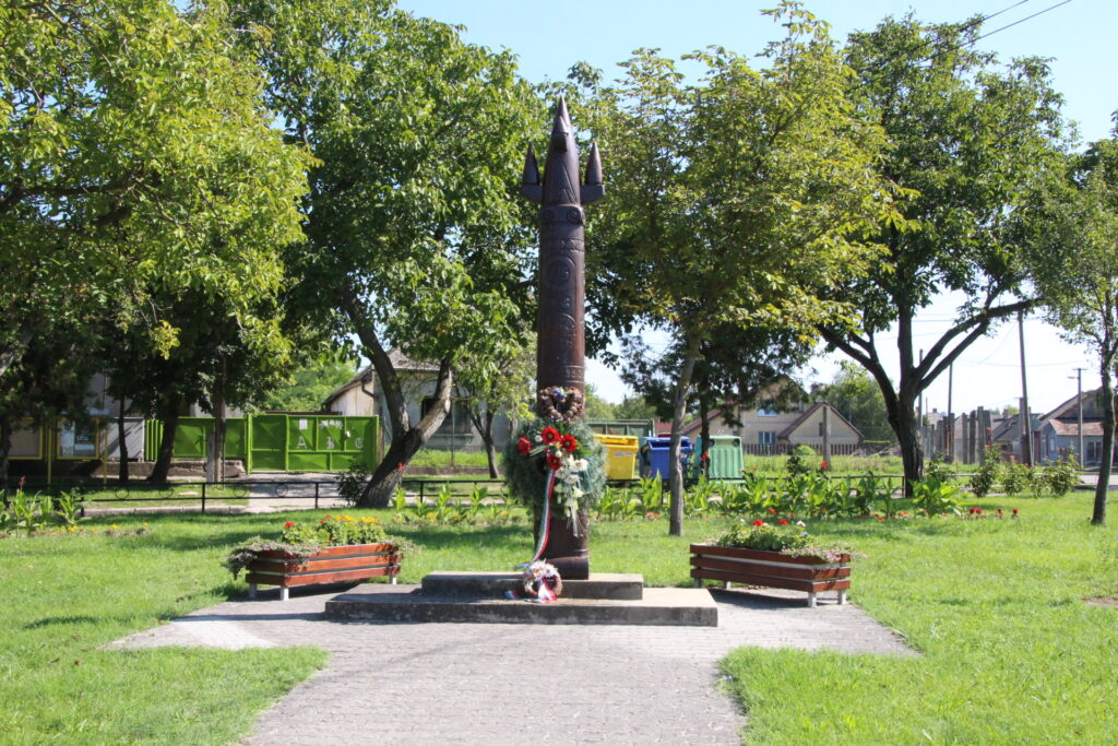 A település első írásos említésének és az 1848-49-es szabadságharc emlékszobra