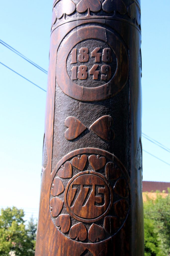 A település első írásos említésének és az 1848-49-es szabadságharc emlékszobra