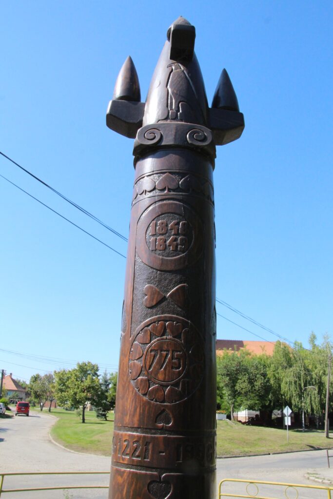 A település első írásos említésének és az 1848-49-es szabadságharc emlékszobra