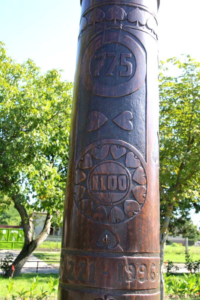 A település első írásos említésének és az 1848-49-es szabadságharc emlékszobra