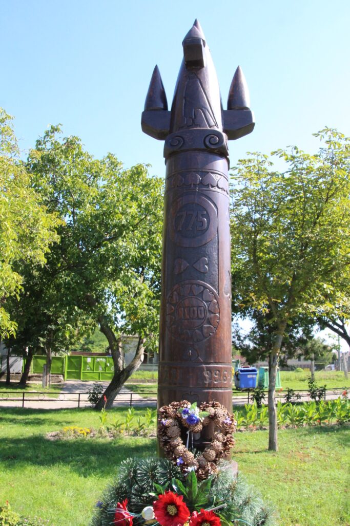 A település első írásos említésének és az 1848-49-es szabadságharc emlékszobra