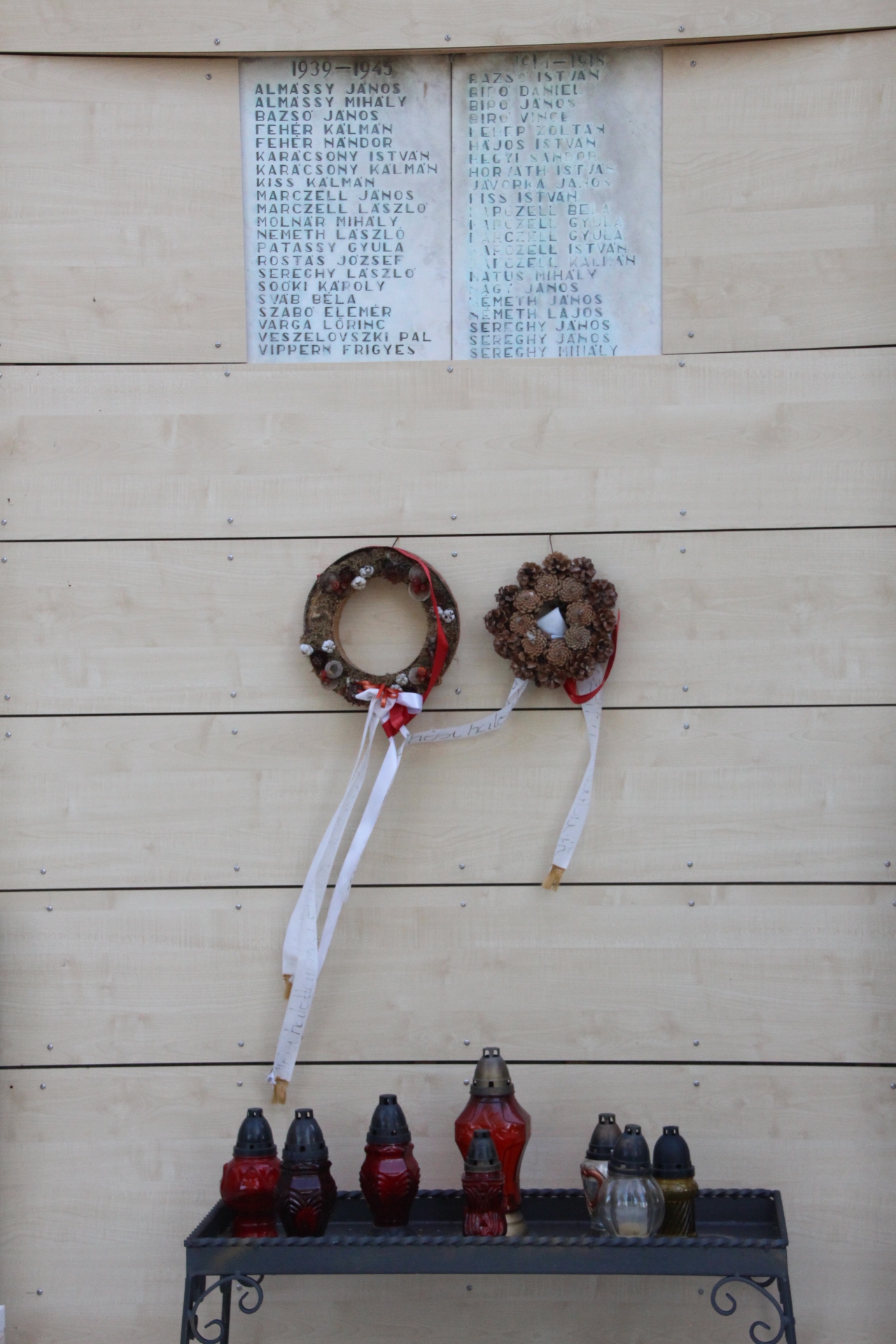 Az 1. és 2. világháború hőseinek emléktáblája