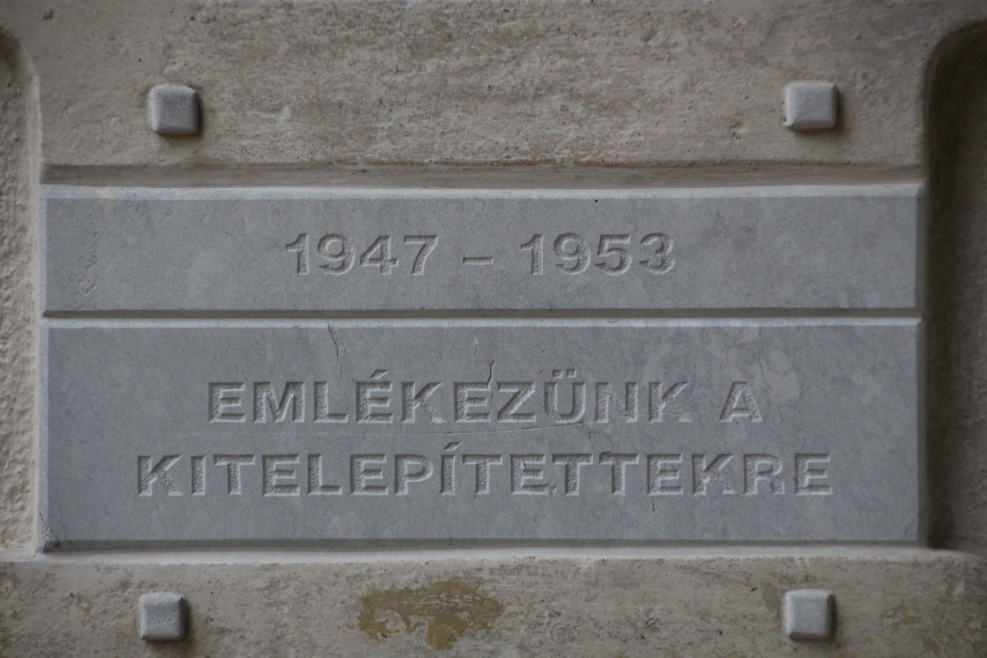 A kitelepítettek emléktáblája