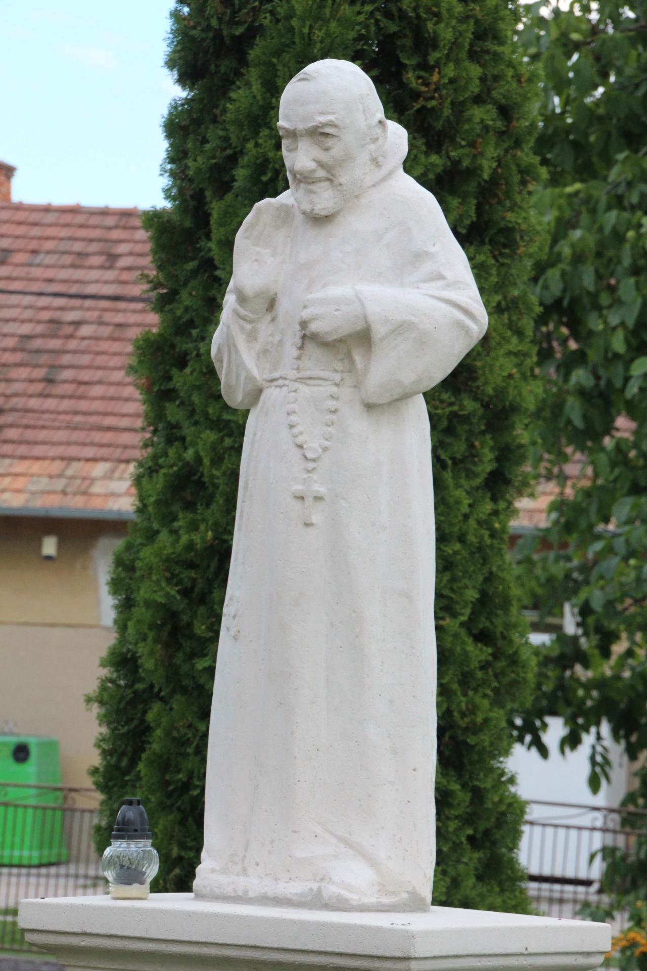 Szent Pio atya szobra