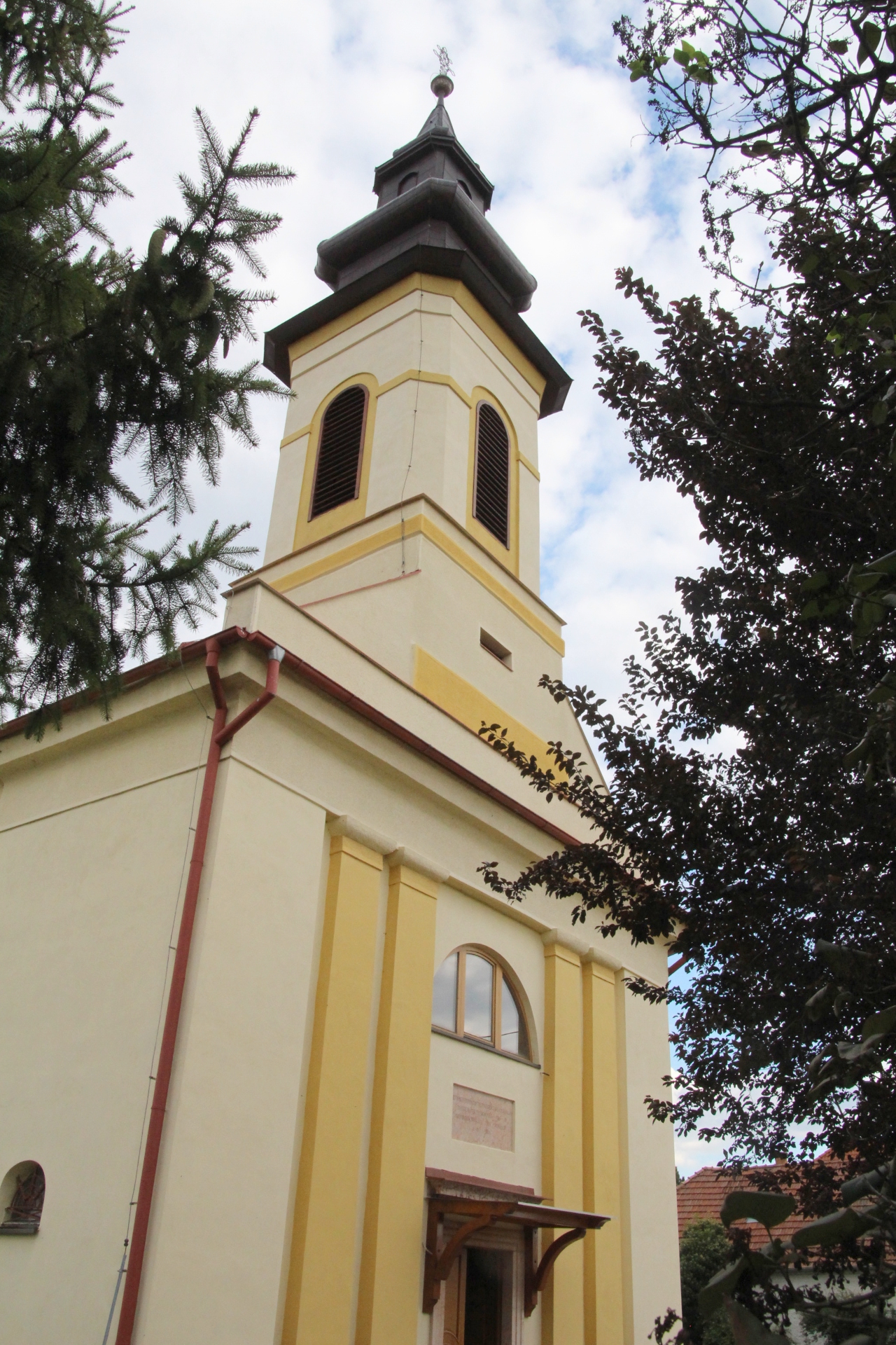 Kisboldogasszony tiszteletére szentelt római katolikus templom