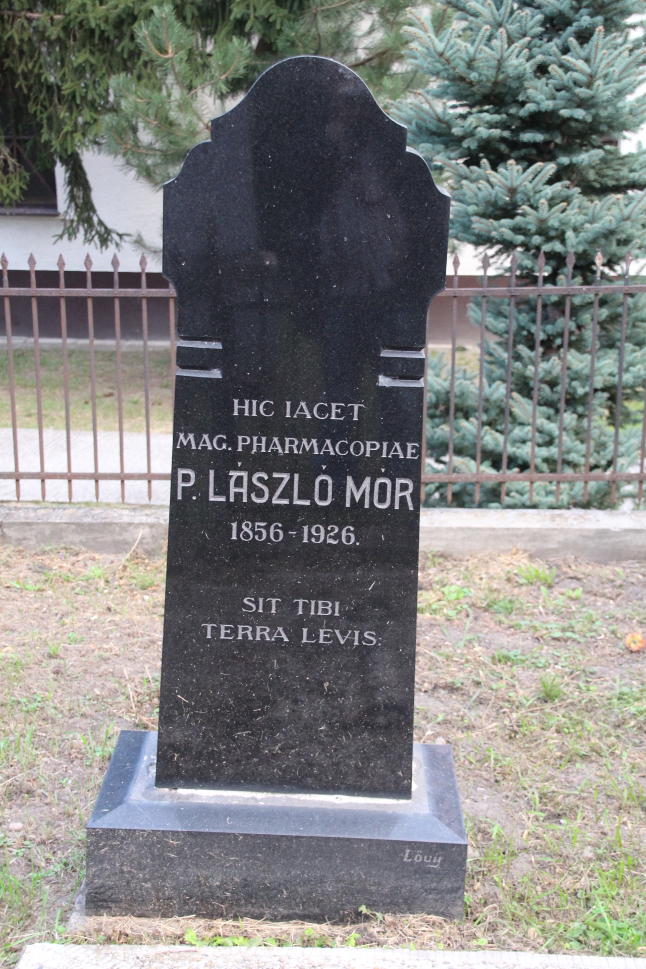 P. László Mór gyógyszerész sírja