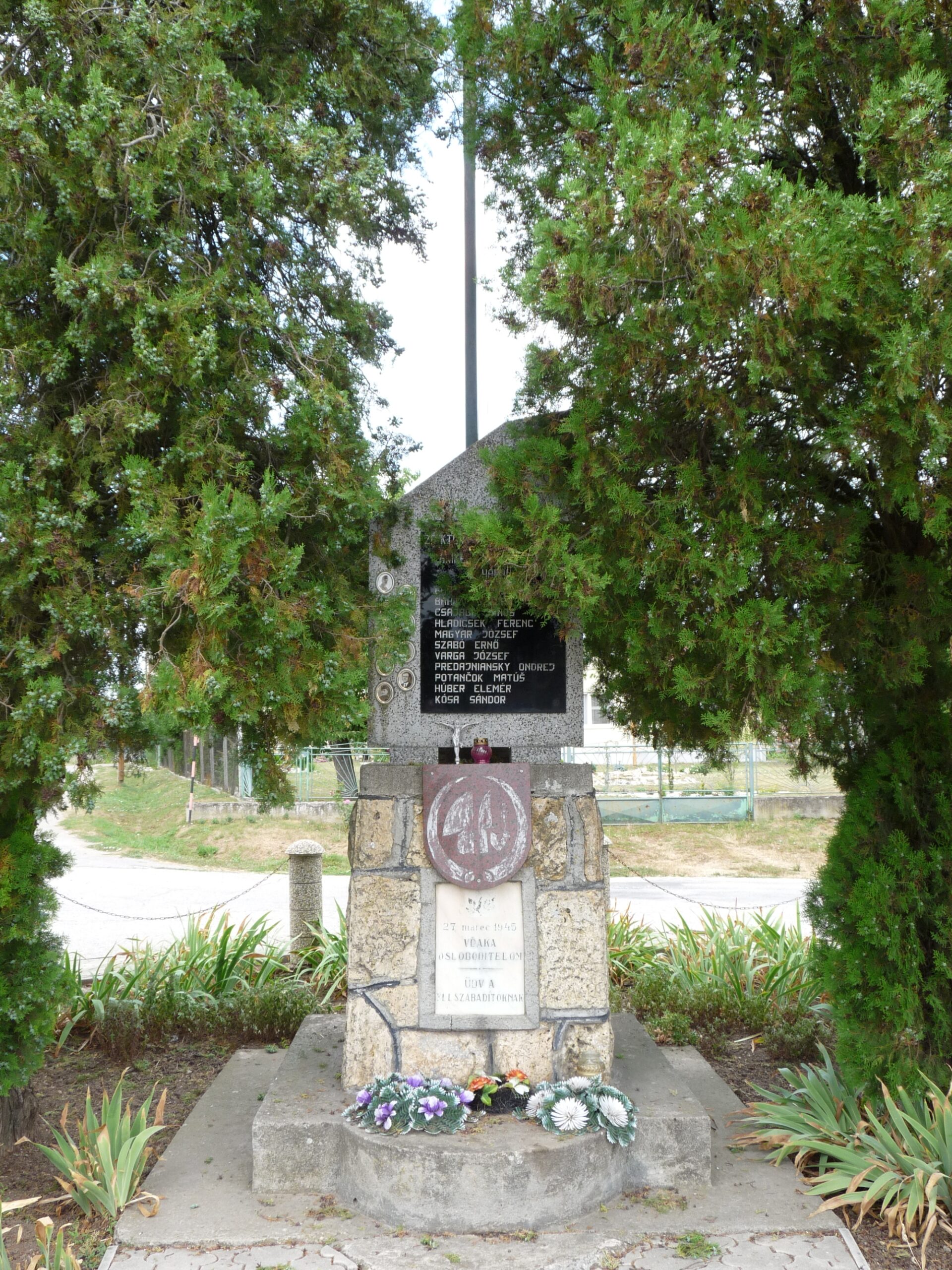 Országzászló és 2. világháborús emlékmű Barsbesén