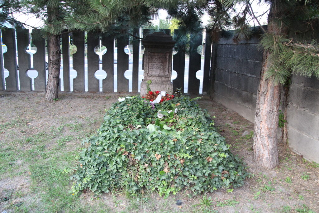 A régi református temetőből áthozott elődök közös sírja