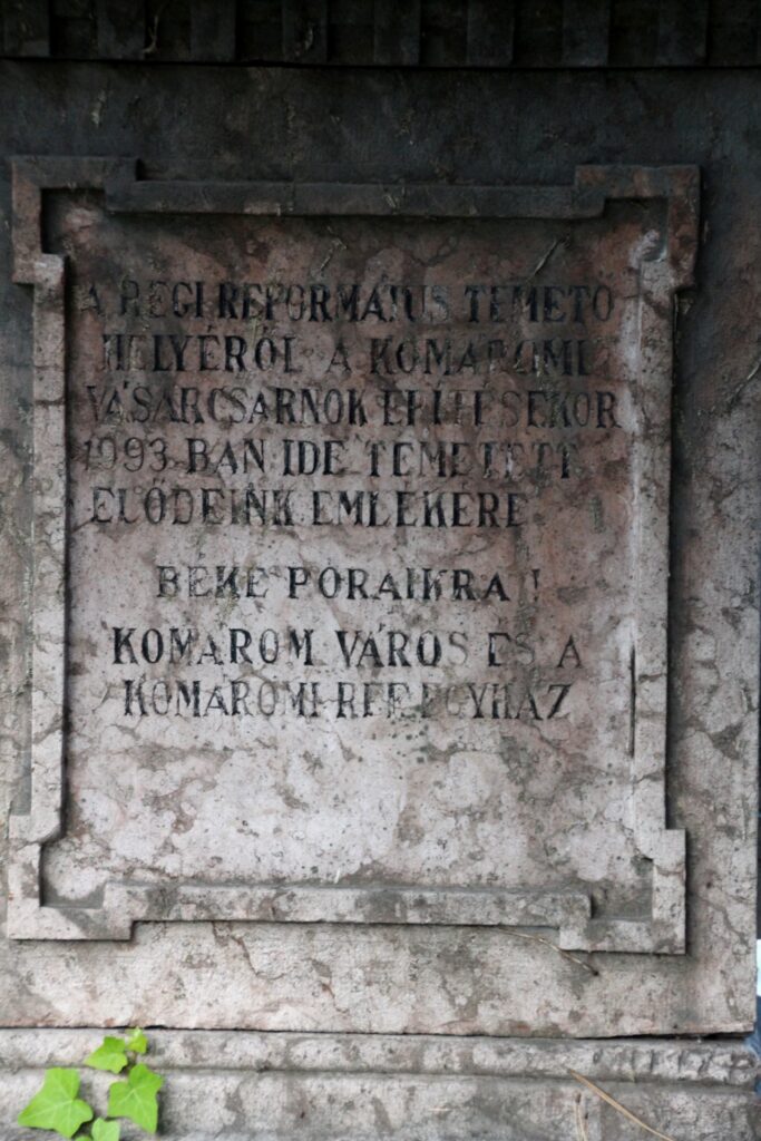 A régi református temetőből áthozott elődök közös sírja