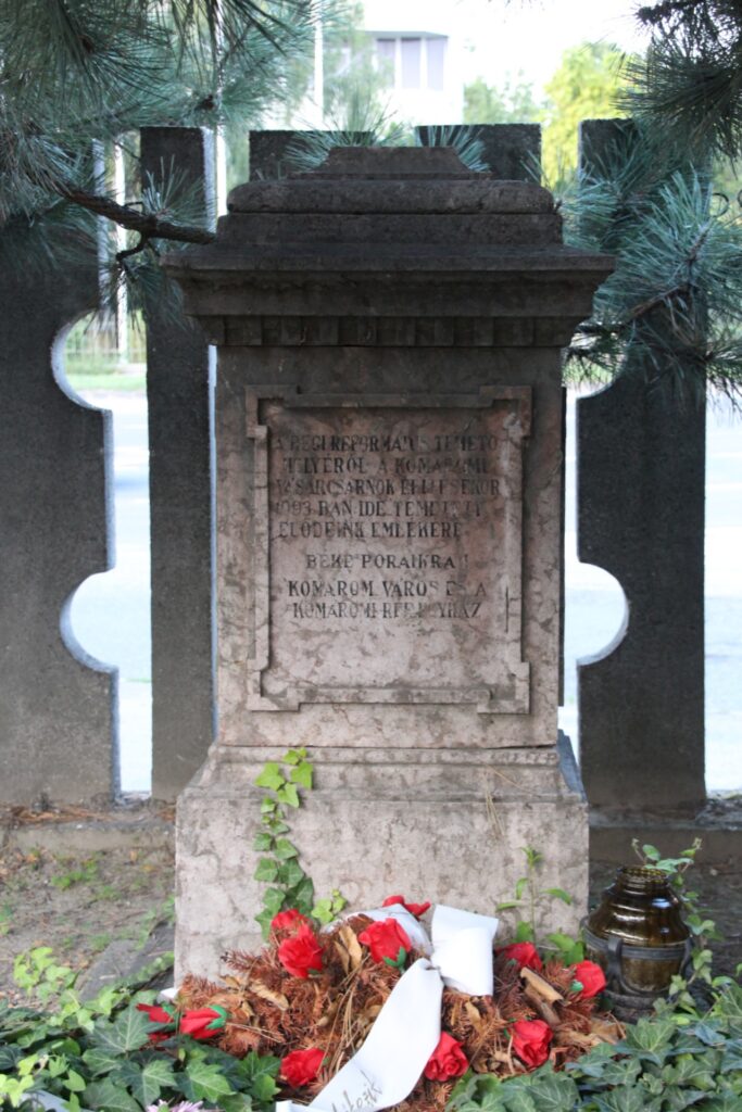 A régi református temetőből áthozott elődök közös sírja