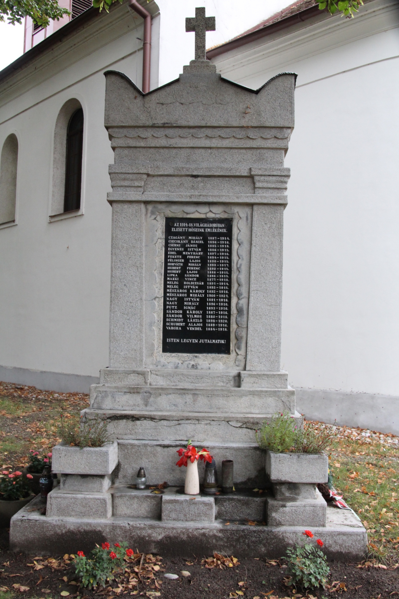 Az 1. és 2. világháború hőseinek emlékműve