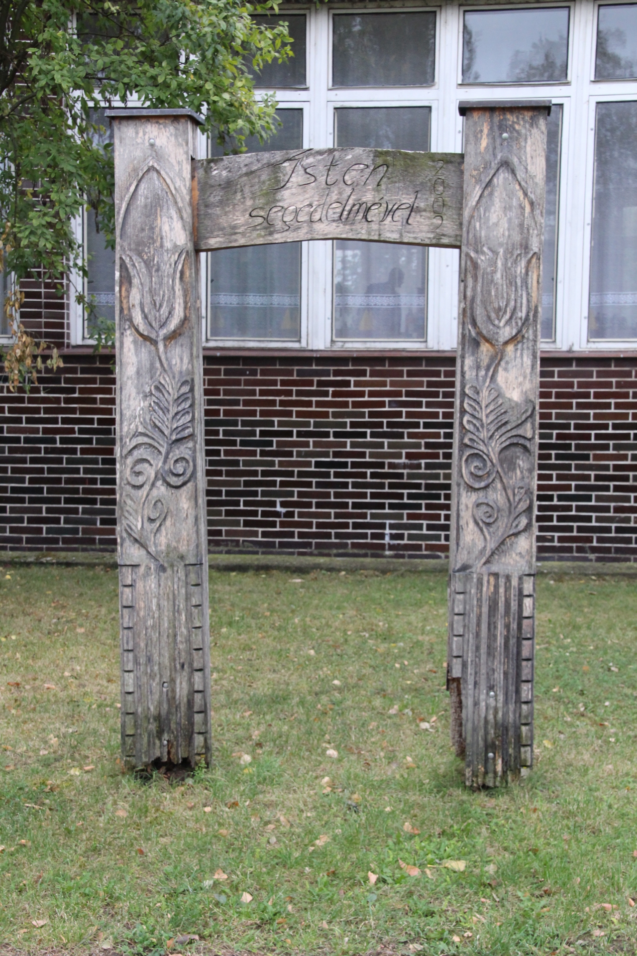 Isten segedelmével szobor