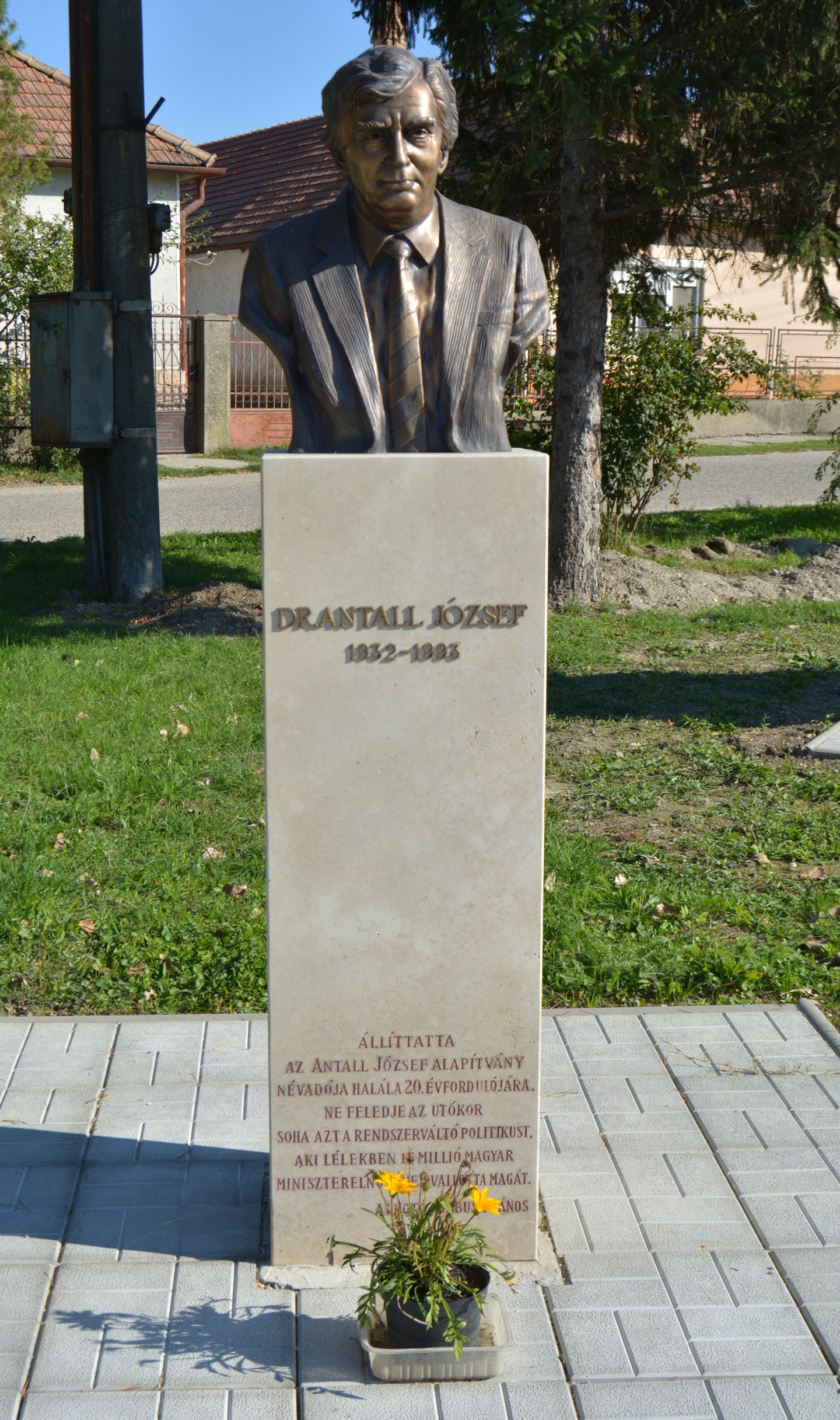 Antall József szobra