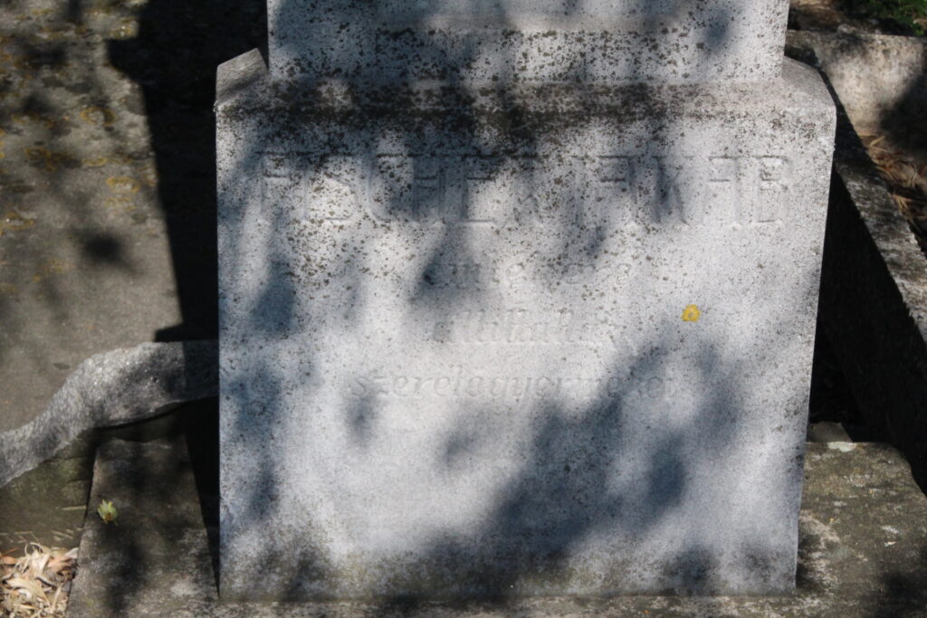 Zsidó sírok a szádalmási temetőben