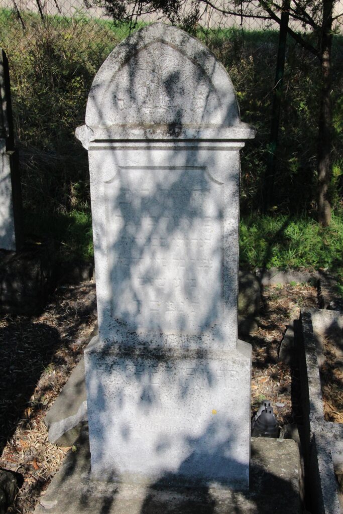 Zsidó sírok a szádalmási temetőben