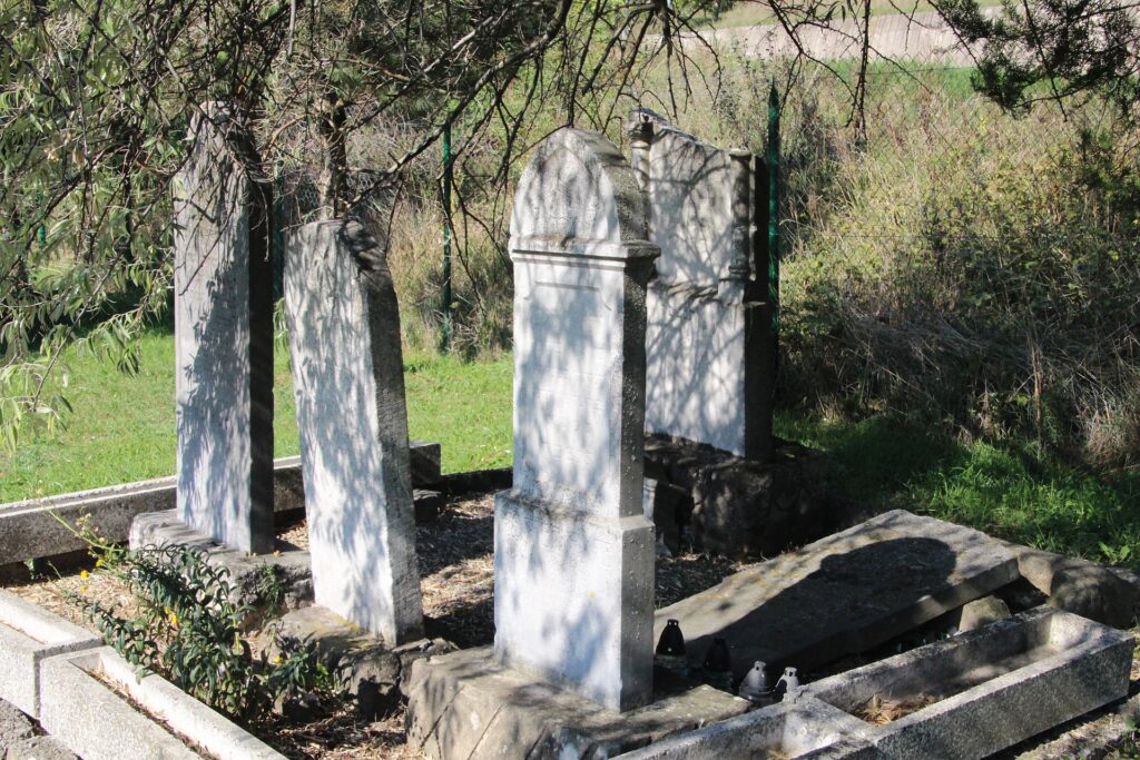 Zsidó sírok a szádalmási temetőben