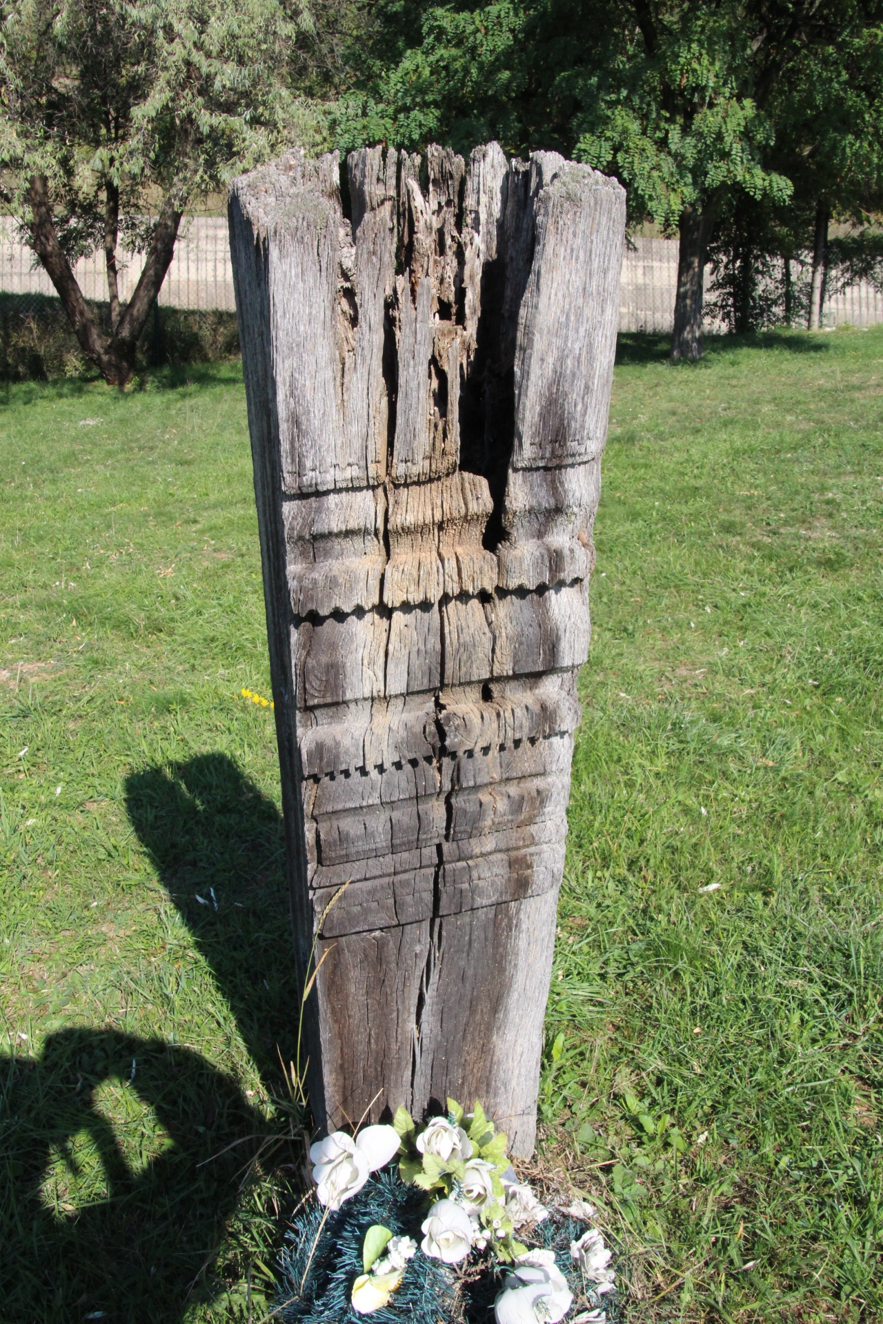 Fejfák és keresztek a szádalmási temetőben