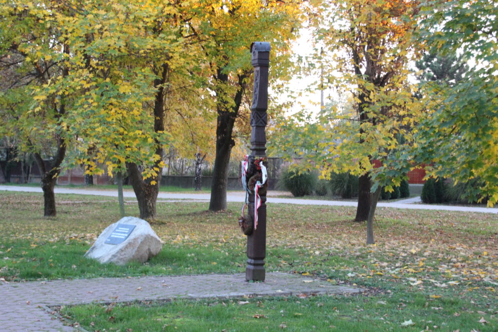 A Hídverő napok emlékére állított kopjafa