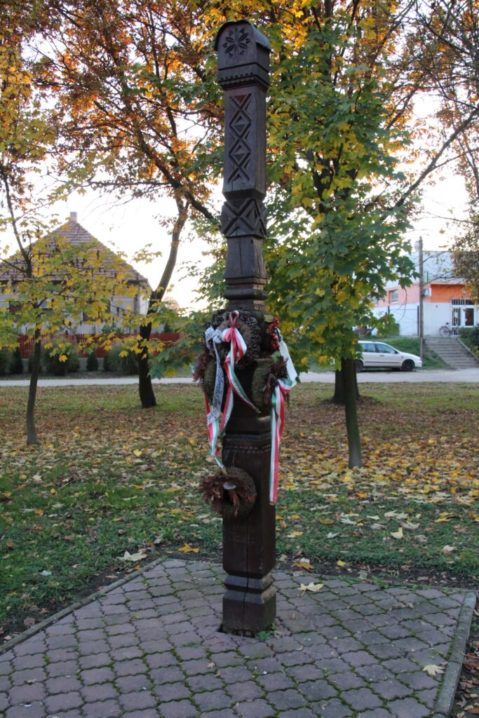 A Hídverő napok emlékére állított kopjafa